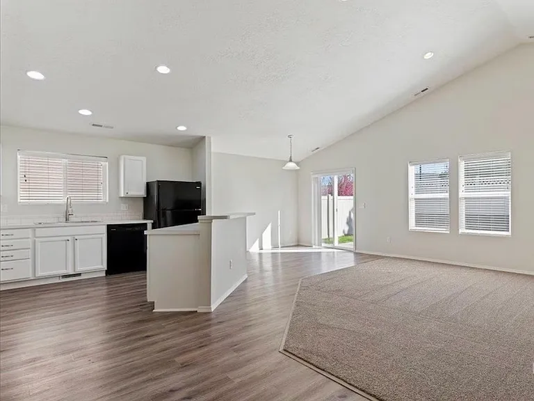 4176 N Alester Ave — Photo 3