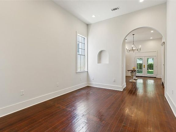 5th image of 708 Josephine St