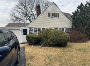 38 Hark Ln, Westbury, NY 11590