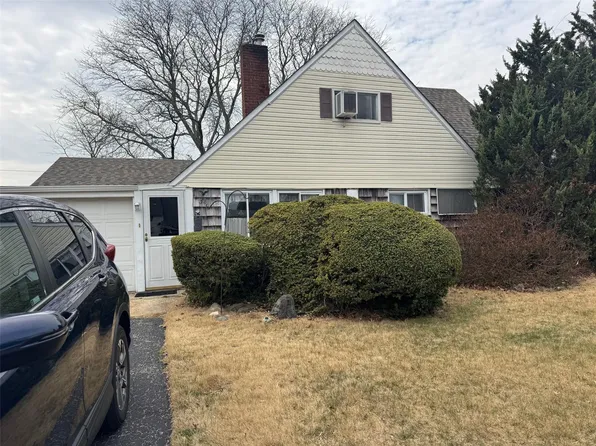 38 Hark Lane, Westbury, NY 11590