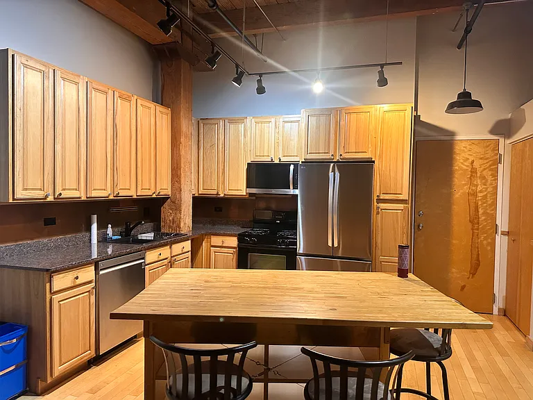 1740 N Maplewood Ave #213 — Photo 2