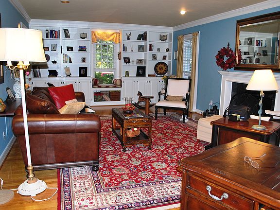 Living rm., built-ins