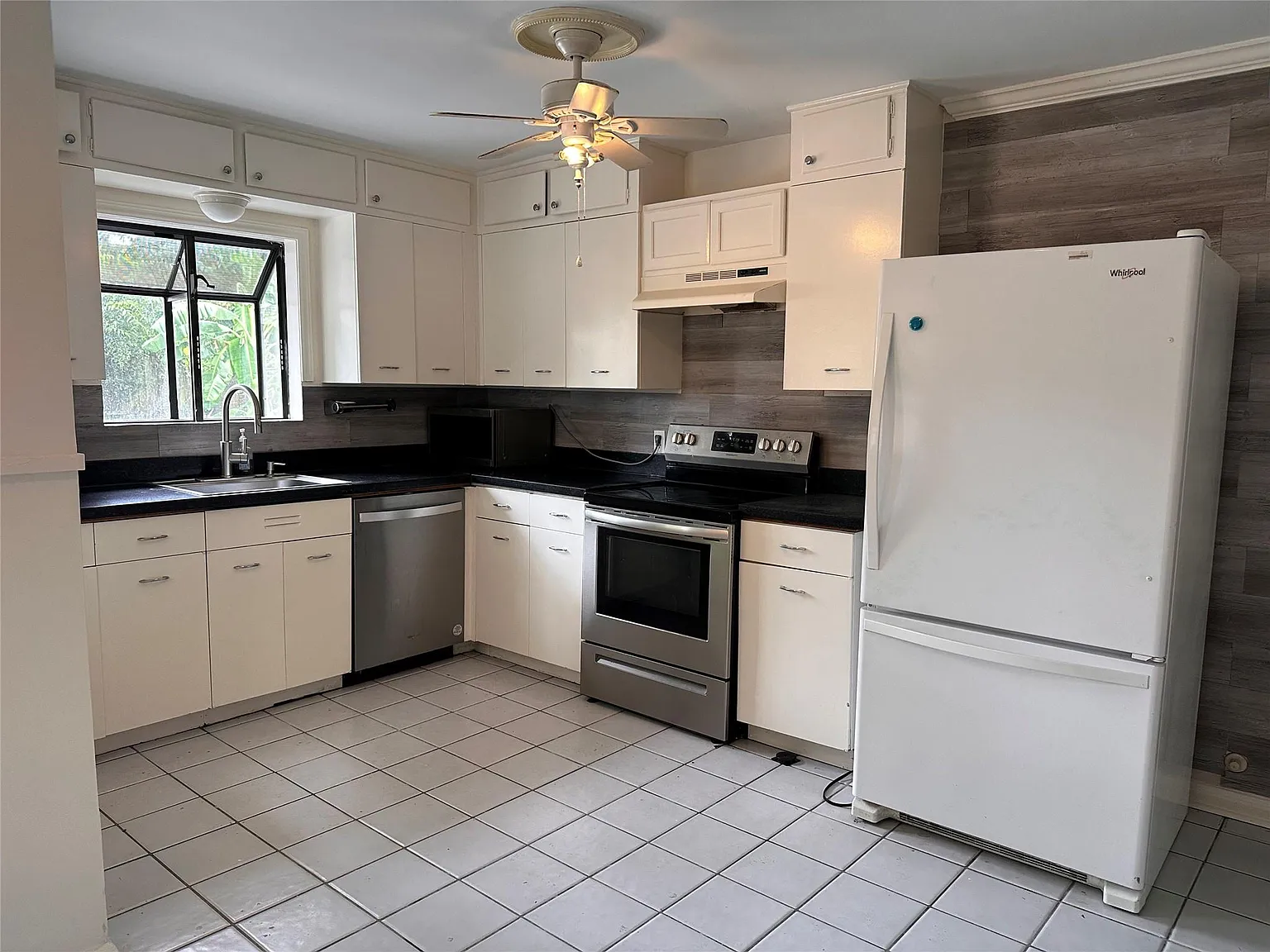 2 bed, 1.0 bath, 1113 sqft, $2,000 — Photo 4