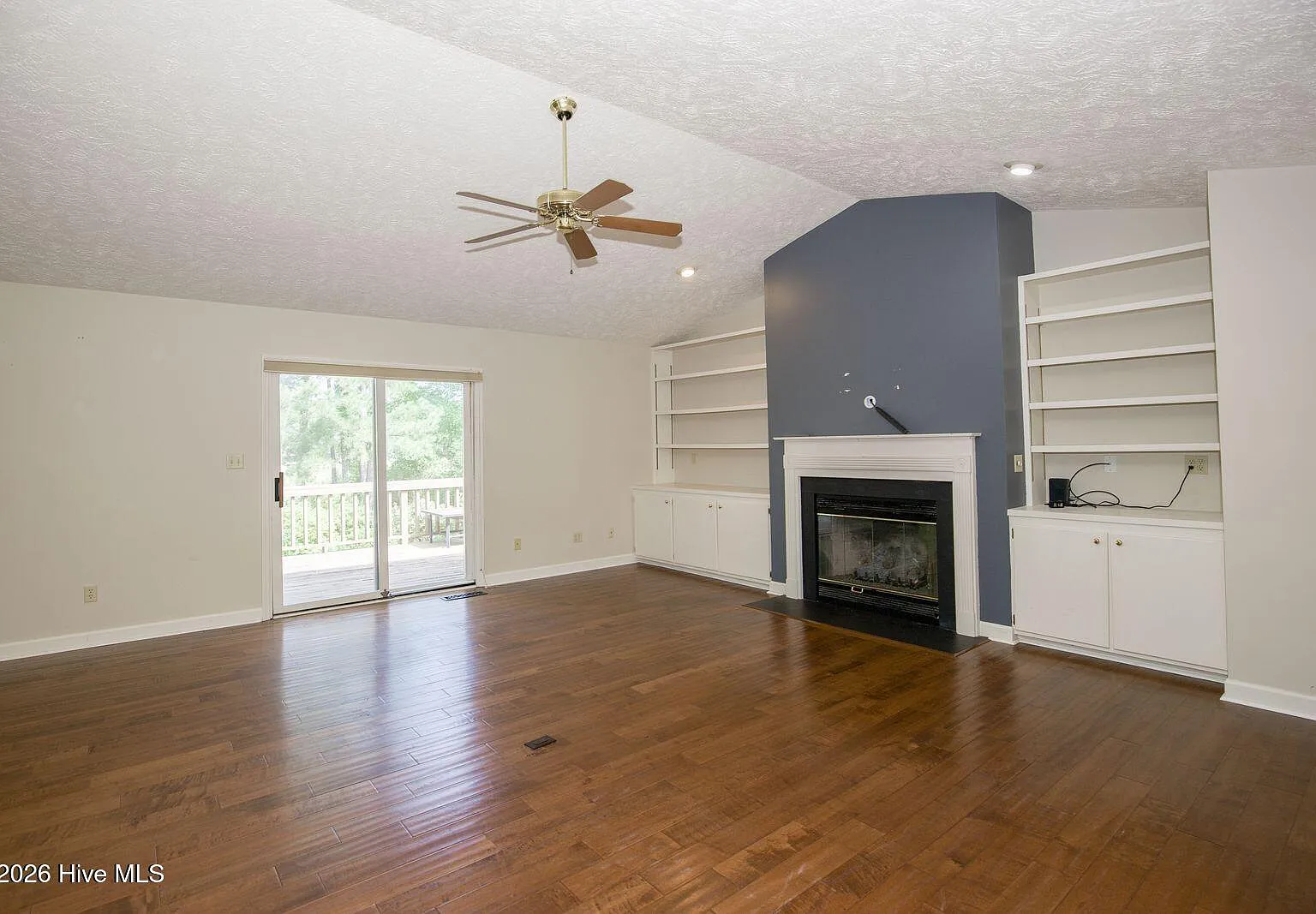3 bed, 2.0 bath, 2190 sqft, $2,250 — Photo 3