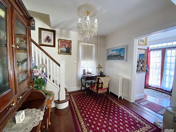 3rd image of 9 Roslyn Dr
