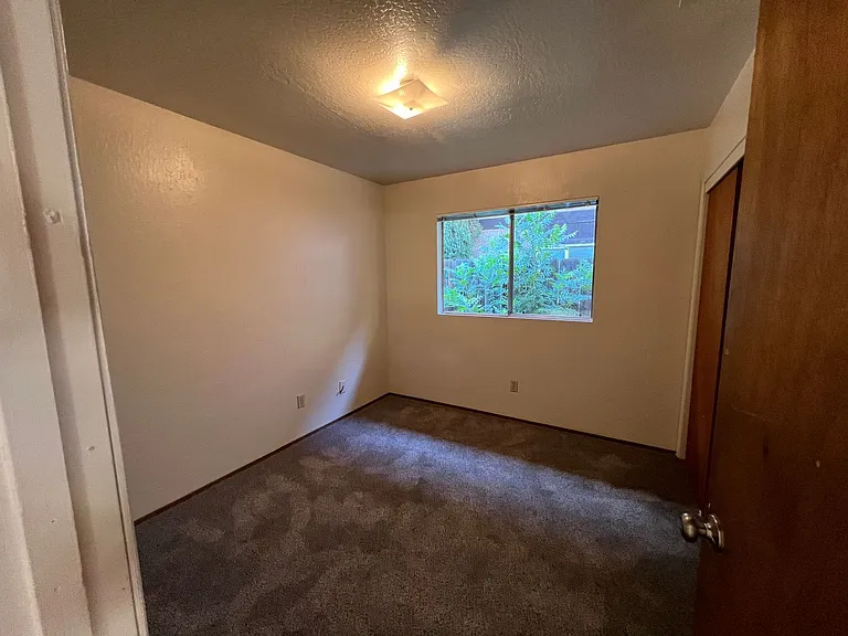 1132 Hobart St — Photo 8