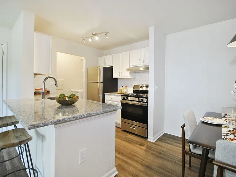 Lakeshore Village Apartments — Photo 10