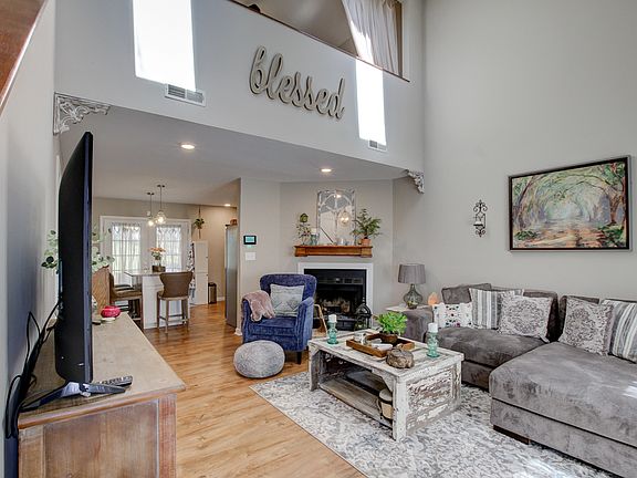 3rd image of 117 Carriage Pl