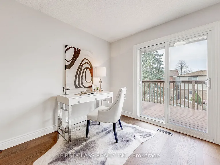 85 Madsen Cres — Photo 8