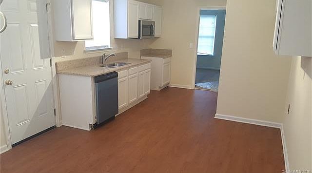 2nd image of 818 Oakshire Cres