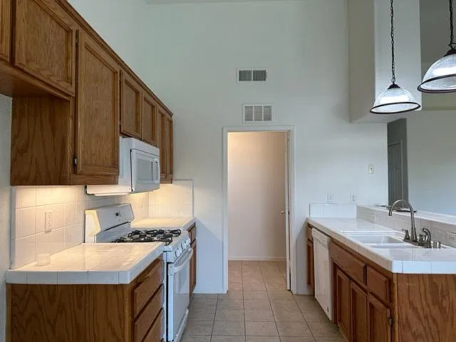 4 bed, 1760 sqft, $2,095 — Photo 3