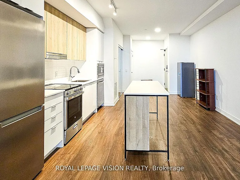 5105 Hurontario St #426 — Photo 11