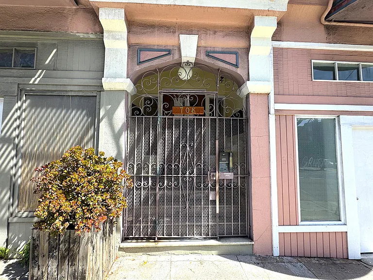 708 Oak St — Photo 2