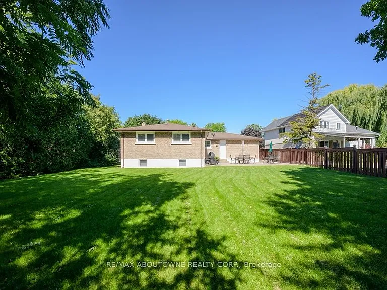2444 Woburn Cres — Photo 21