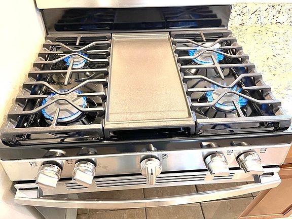 4 burner stove with middle griddle, great for pancakes, burgers.