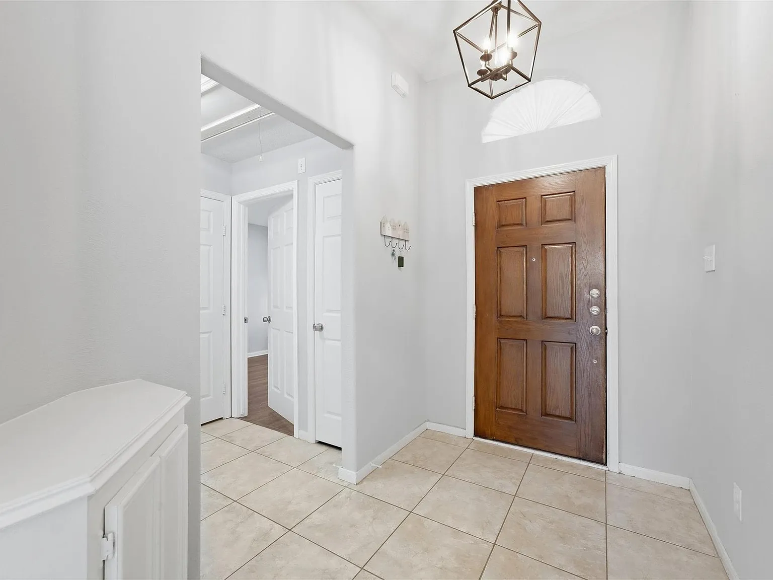 3 bed, 2.0 bath, 1850 sqft, $2,300 — Photo 4