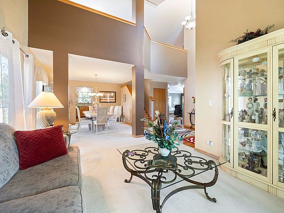 5th image of 812 Honeysuckle Ln