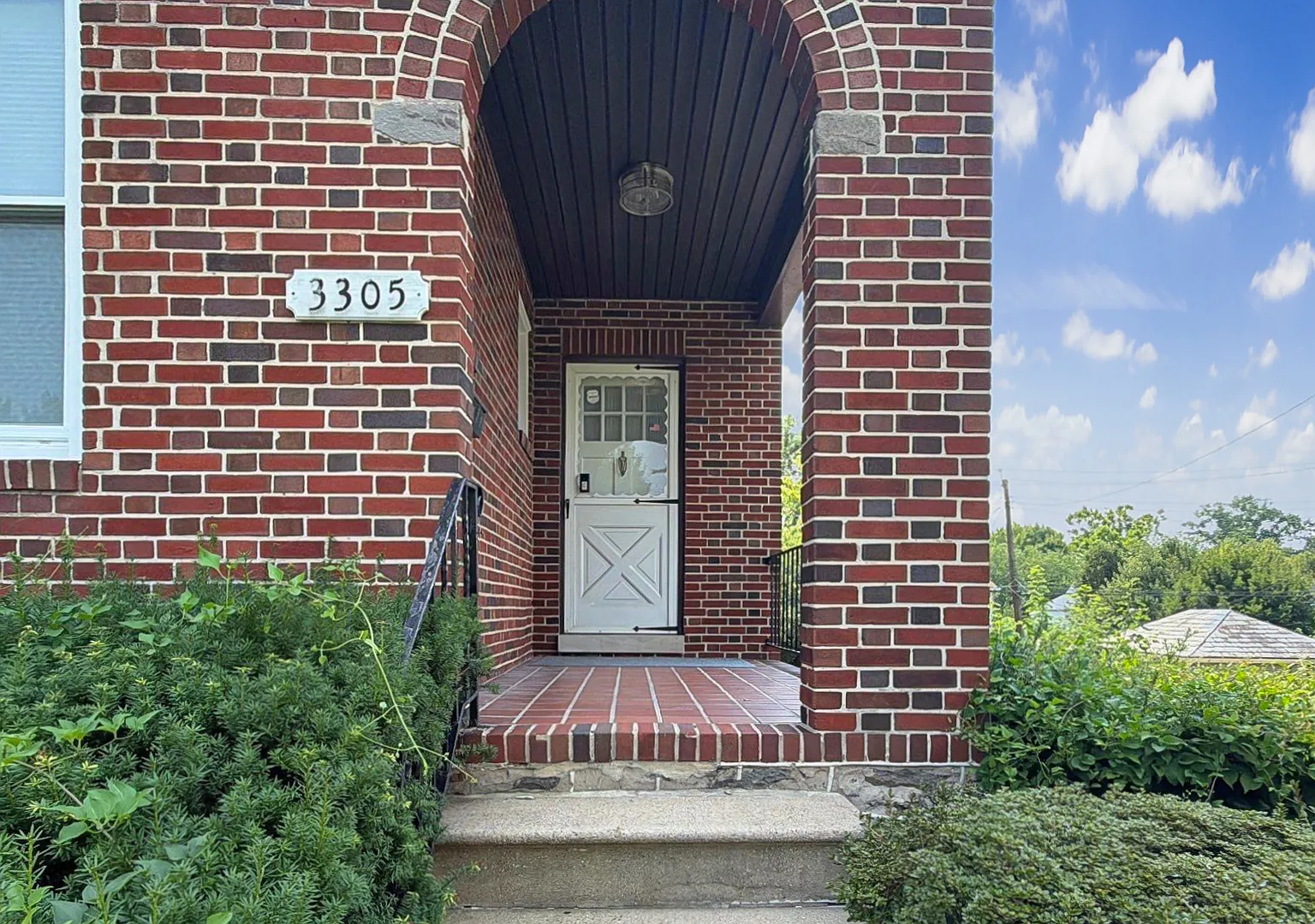 Spacious 3BR/2BA End-Unit Home with 2-Car Garage, Driveway & Outdoor Space — Photo 2