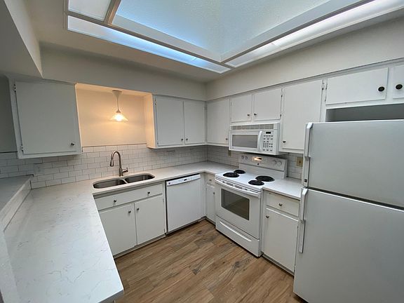 4th image of 9003 Sawtooth Ln #B