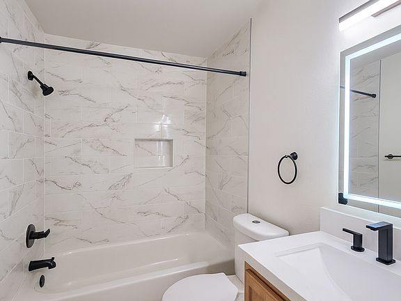 5th image of 430 Gaviota Ave APT 302