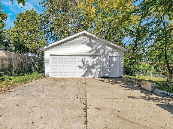 4th image of 9415 Everman Ave