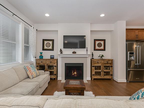 4th image of 1369 Greenwich Walk NE