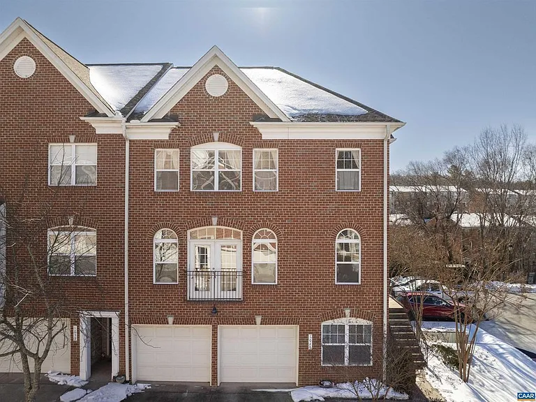 1045 Glenwood Station Ln — Photo 2