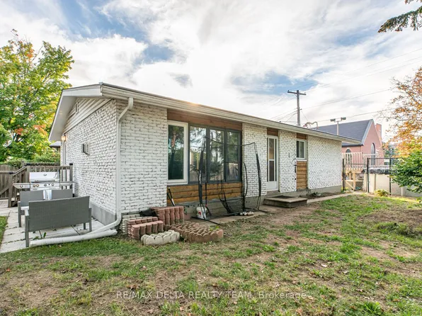 2465 Tupper Ave, Ottawa, ON K1G 1G6