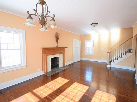 3rd image of 2816 Sunset Cir