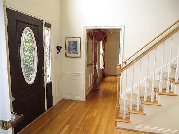 4th image of 825 Meadowbrook Dr