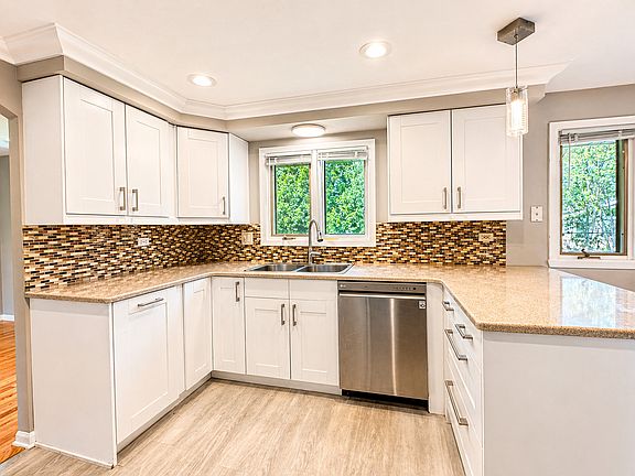 4th image of 1106 Westfield Ln