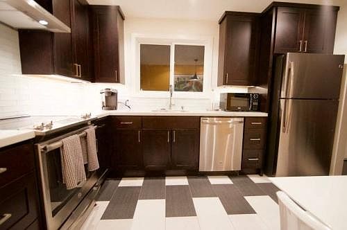 3rd image of 200 Waverley St