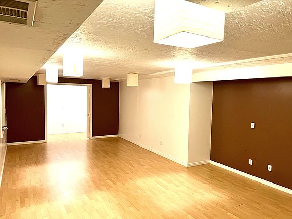 2nd image of 3711 S Hampshire Cir