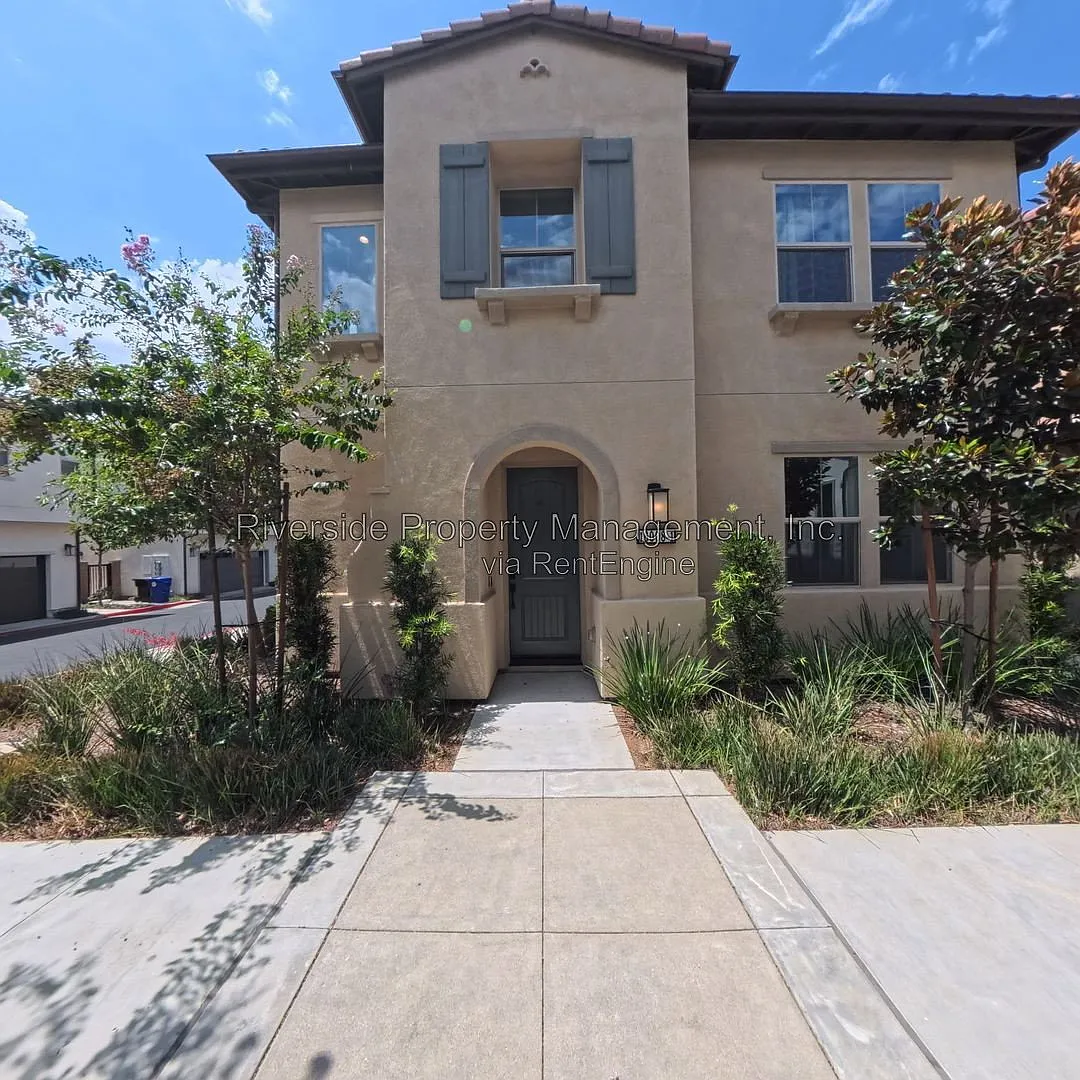 4 bed, 3.0 bath, 1592 sqft, $3,295 — Photo 2