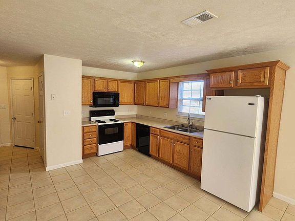 4th image of 123 Ash Ct #123
