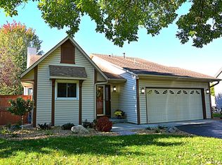 1076 Hummingbird Ln, Eagan, MN 55123