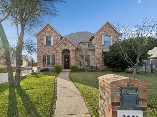 2221 Farrington Ln, Hurst, TX 76054