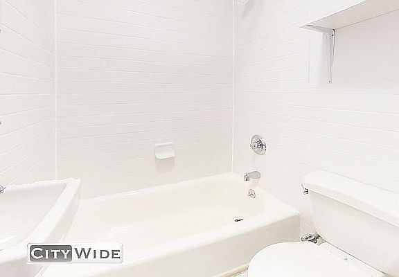 4th image of 218 E 89th St #10