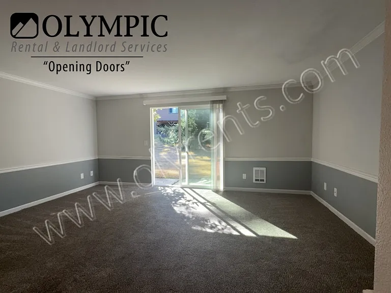 Don't miss out on this adorable 2 bedroom 1.5 bath townhome — Photo 3