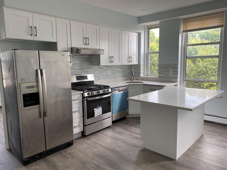 2nd image of 898 State St #3R