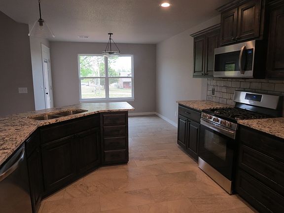 4th image of 2105 Royal Oak Dr