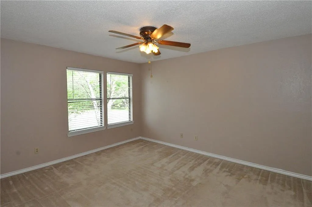 2 bed, 2.5 bath, 2082 sqft, $1,600 — Photo 4
