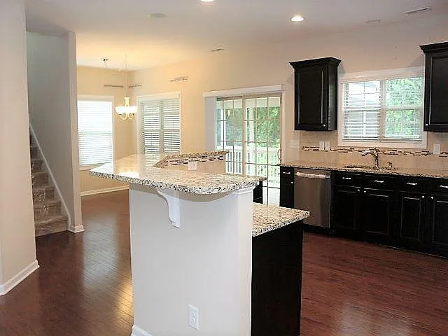 717 Minerva Dale Dr — Photo 4