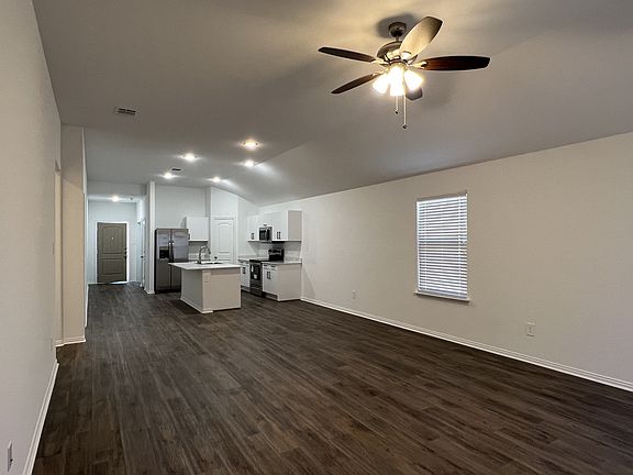 4th image of 204 Woodlands Blvd