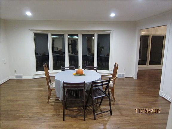 3rd image of 6870 Carolyncrest Dr