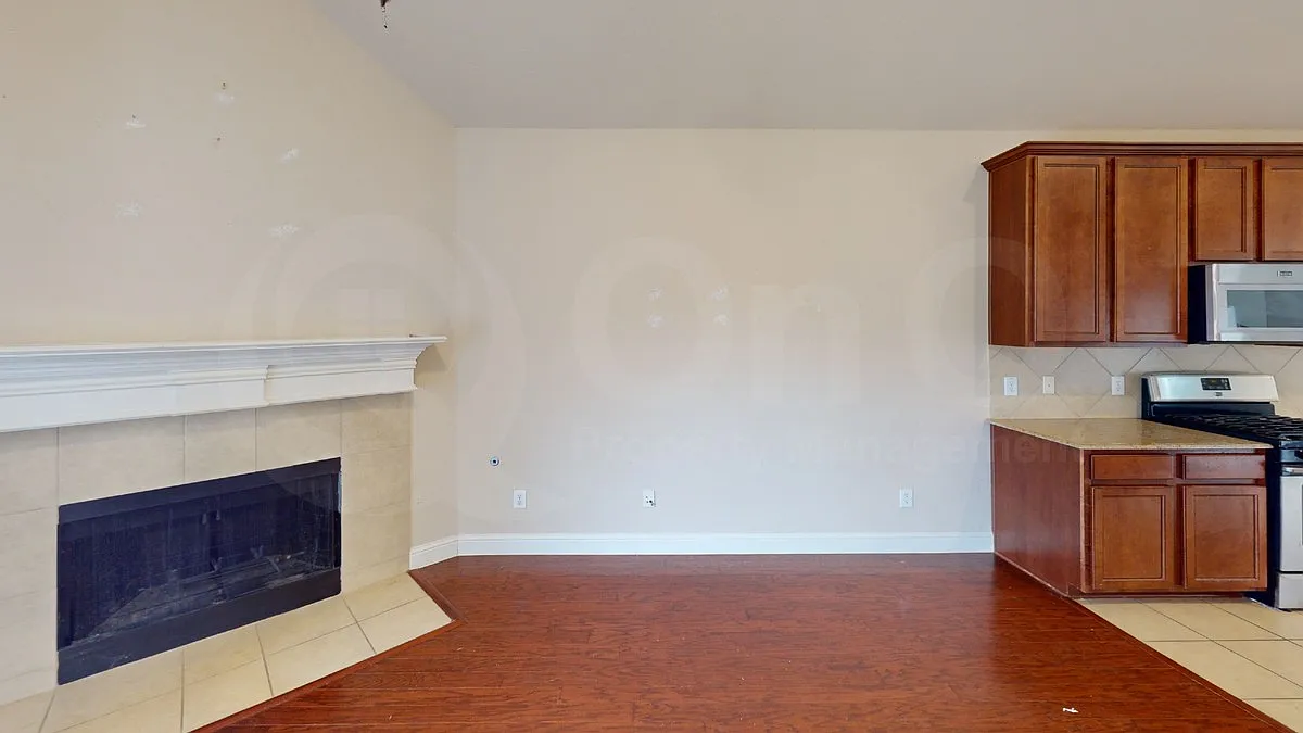 3 bed, 2.0 bath, 1936 sqft, $2,099 — Photo 3
