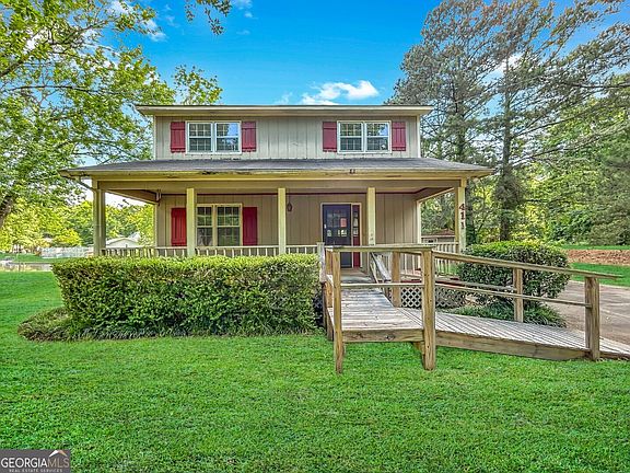 2nd image of 411 Edgewater Cir