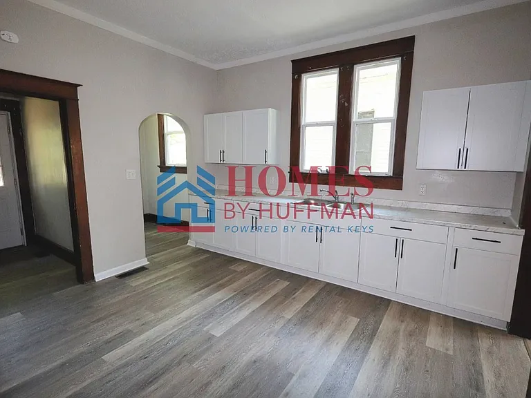 610 E Gum St — Photo 9