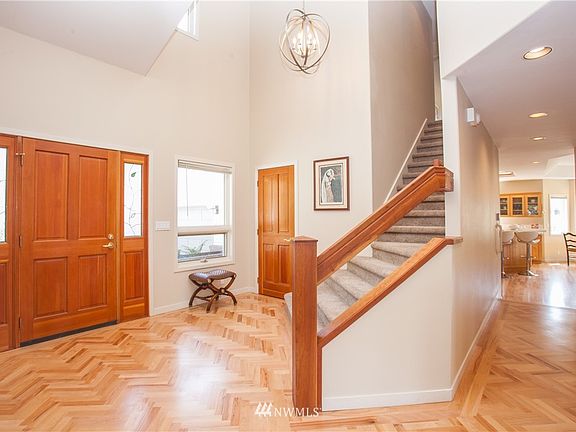 5th image of 1047 Aaron Avenue