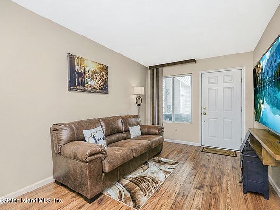 2nd image of 33 Amanda Ct
